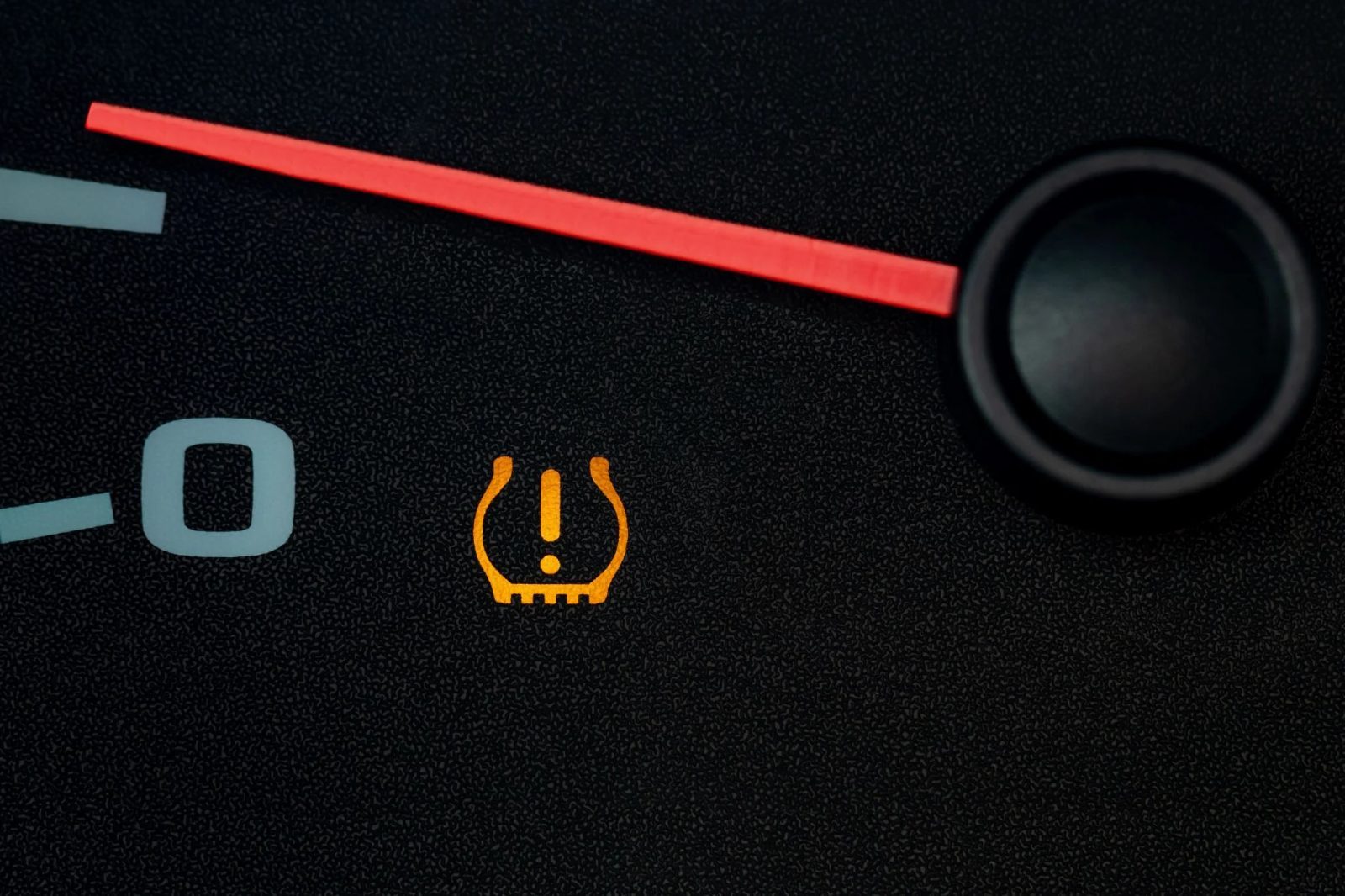 Tem sempre a luz dos pneus acesa? O que significa e o que fazer